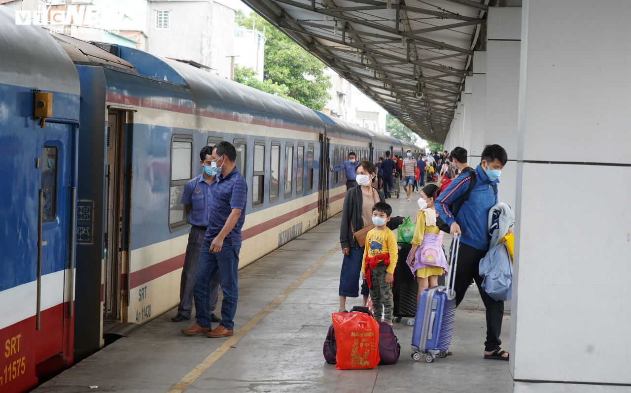 Ảnh: Ga Sài Gòn nhộn nhịp người dân trở lại TP.HCM - 3