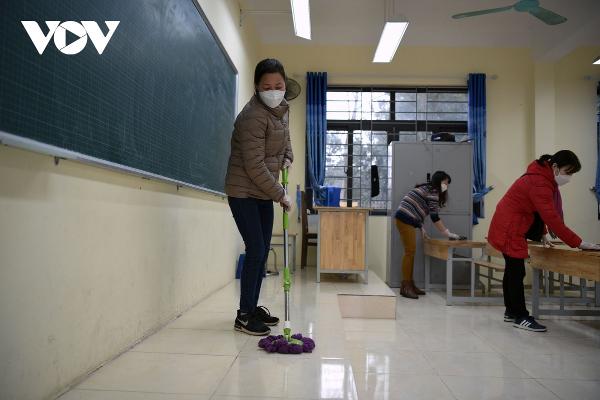 Ảnh: Cô trò trường ngoại thành Hà Nội dọn dẹp trường lớp, chuẩn bị đón học sinh - 3
