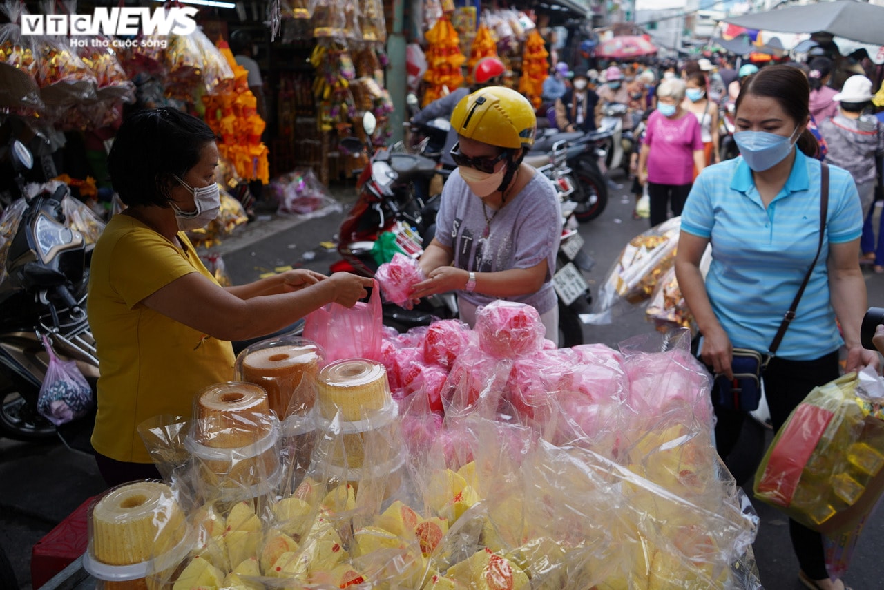 Ảnh: Phố bán đồ cúng ở TP.HCM đông khách trước ngày vía Thần Tài - 11