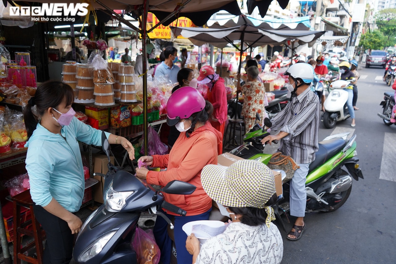 Ảnh: Phố bán đồ cúng ở TP.HCM đông khách trước ngày vía Thần Tài - 9