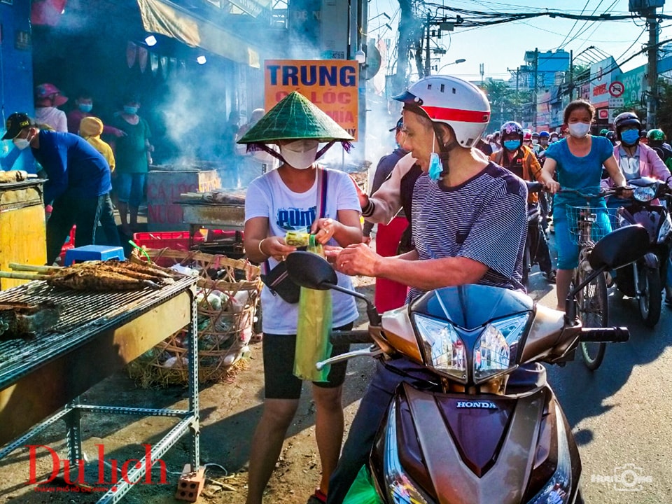 Thịt heo quay, cá lóc trui đắt như tôm tươi ngày vía Thần Tài - 6