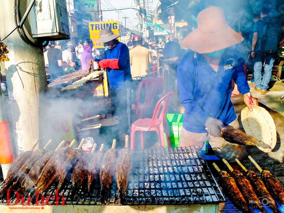 Thịt heo quay, cá lóc trui đắt như tôm tươi ngày vía Thần Tài - 7