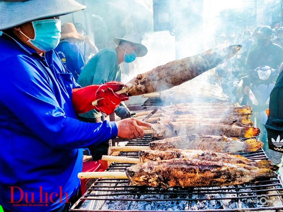 Thịt heo quay, cá lóc trui đắt như tôm tươi ngày vía Thần Tài - 3