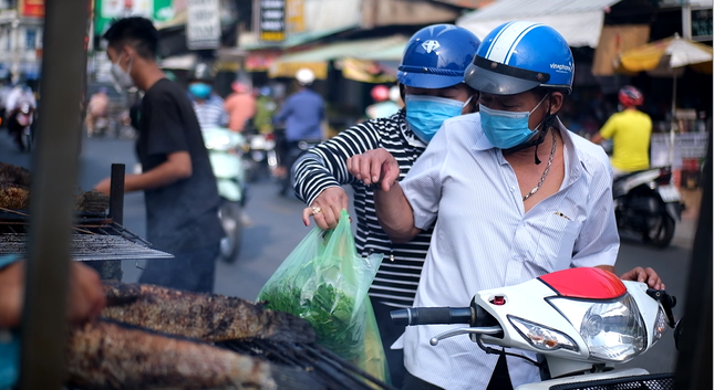 Huy động 30 người nướng 5.000 con cá lóc để bán ngày vía Thần Tài - 7