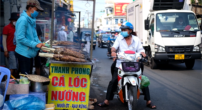 Huy động 30 người nướng 5.000 con cá lóc để bán ngày vía Thần Tài - 2