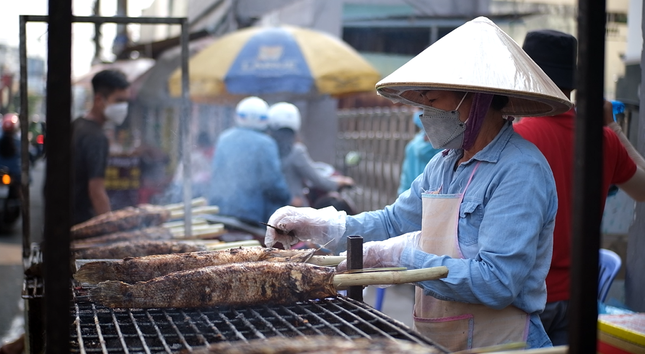 Huy động 30 người nướng 5.000 con cá lóc để bán ngày vía Thần Tài - 1