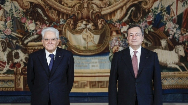 (02.10) Tổng thống Italy Sergio Mattarella (trái) tiếp tục tại vị đồng nghĩa rằng ông Mario Draghi sẽ tiếp tục giữ ghế Thủ tướng tới năm 2023. (Nguồn: AFP)
