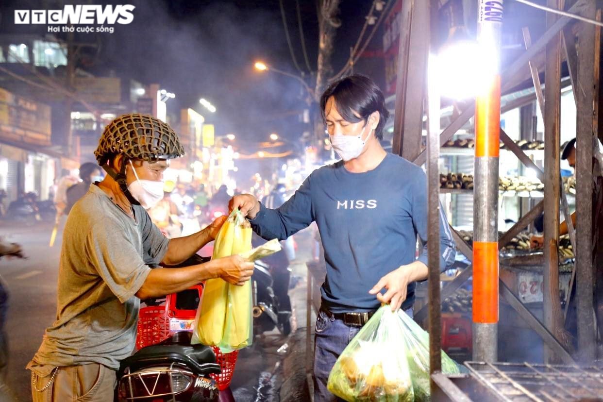 Một quán ăn ở TP.HCM xuyên đêm nướng 4.800 con cá lóc để bán ngày vía Thần Tài - 10