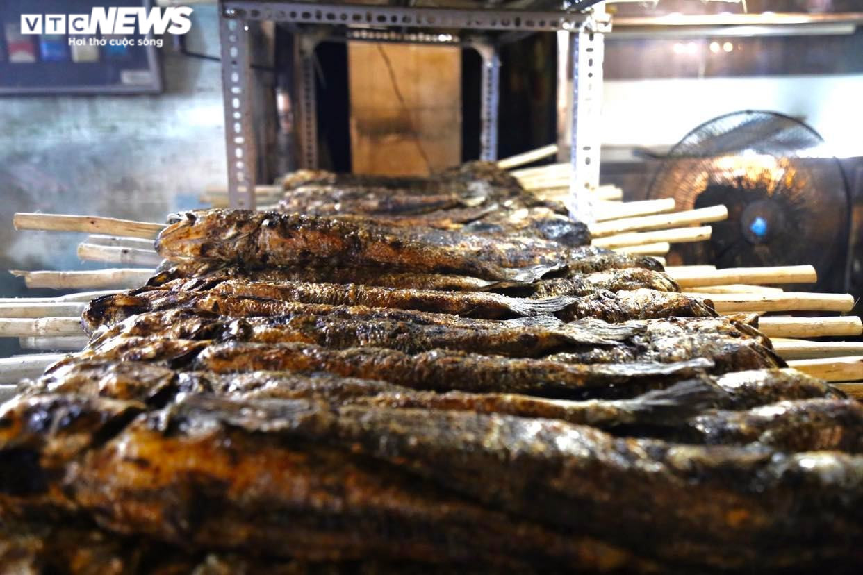 Một quán ăn ở TP.HCM xuyên đêm nướng 4.800 con cá lóc để bán ngày vía Thần Tài - 8