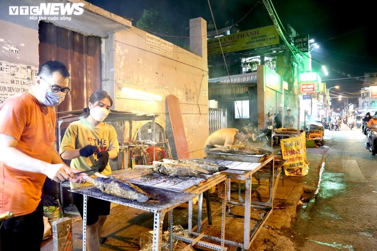 Một quán ăn ở TP.HCM xuyên đêm nướng 4.800 con cá lóc để bán ngày vía Thần Tài - 2