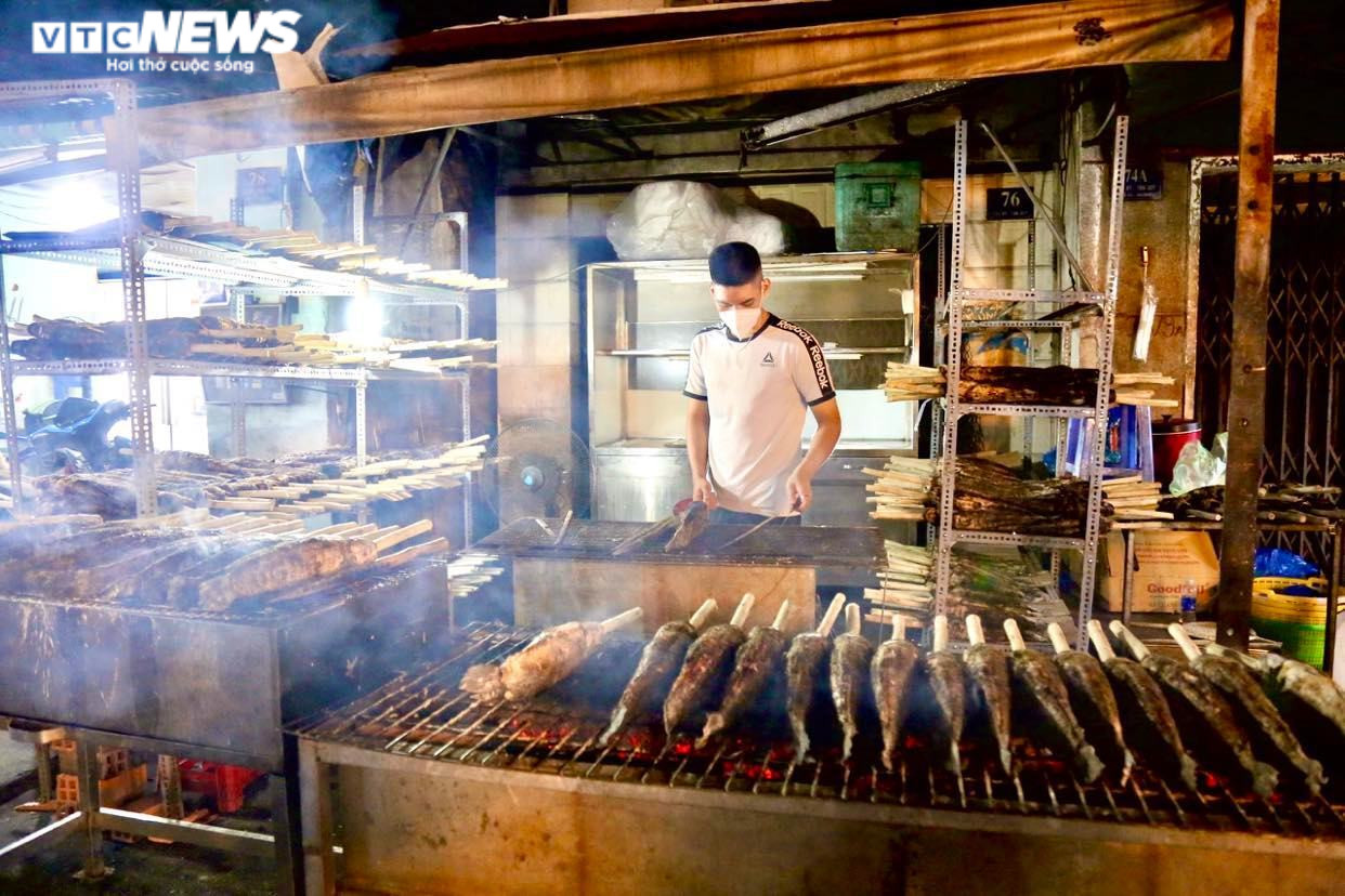 Một quán ăn ở TP.HCM xuyên đêm nướng 4.800 con cá lóc để bán ngày vía Thần Tài - 4