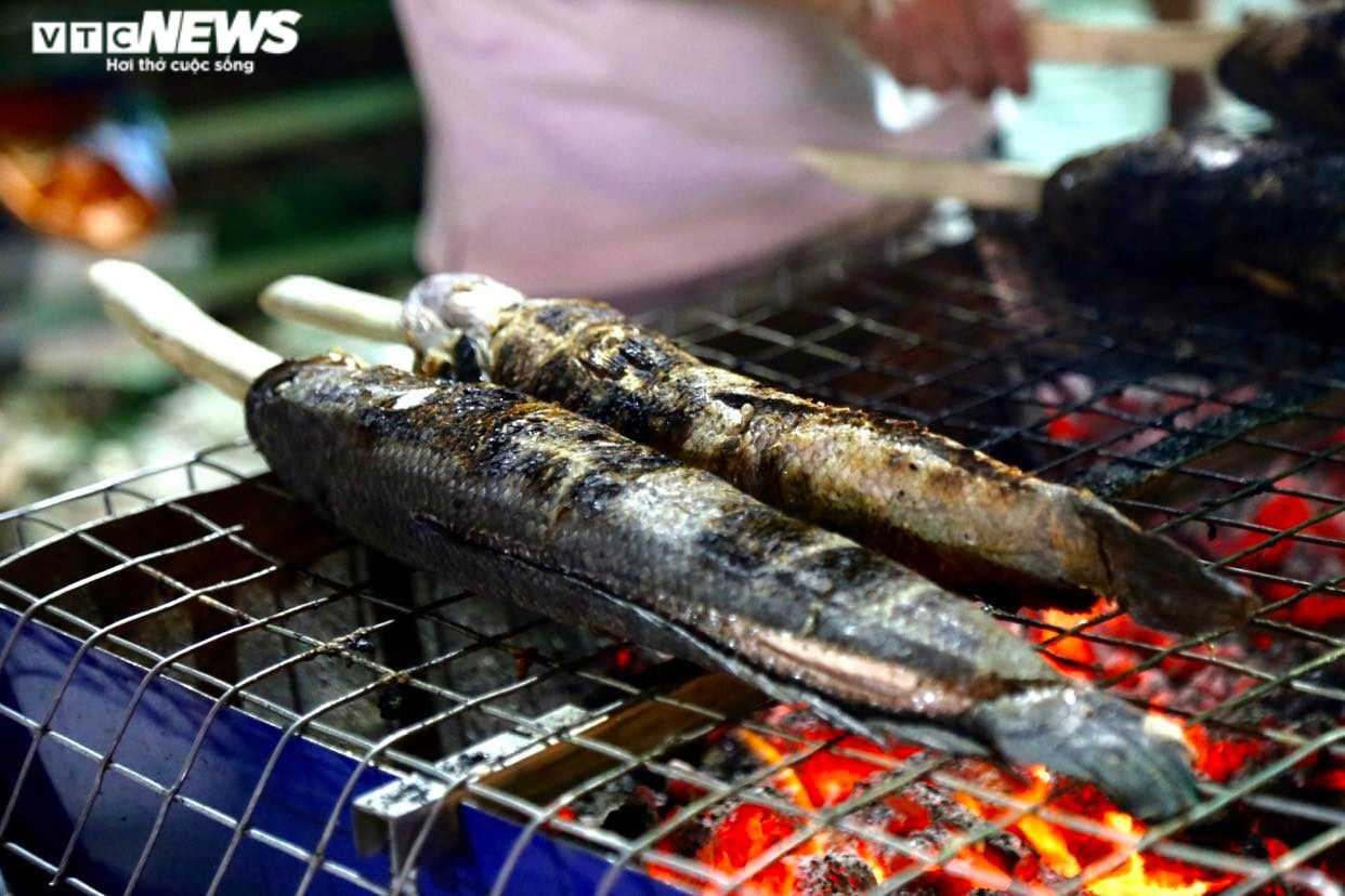 Một quán ăn ở TP.HCM xuyên đêm nướng 4.800 con cá lóc để bán ngày vía Thần Tài - 7
