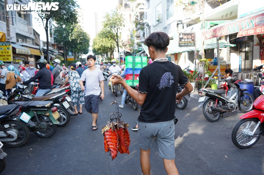 Ảnh: Khách chen chân chờ mua thịt quay cúng Thần Tài - 7