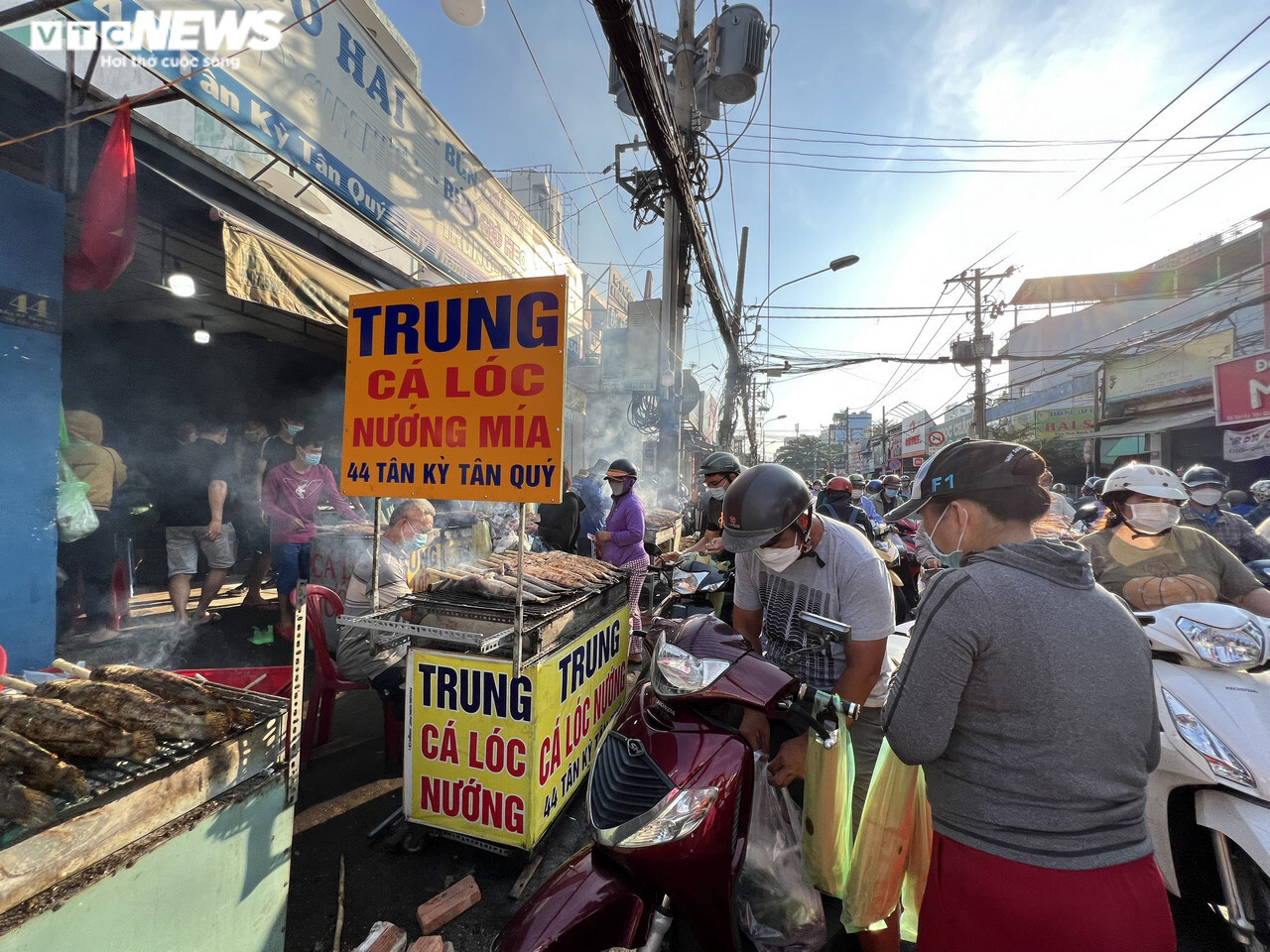 Ảnh: 'Thủ phủ' cá lóc nướng ở TP.HCM tấp nập người mua trong ngày vía Thần Tài - 1