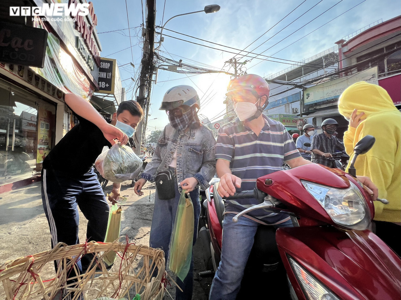 Ảnh: 'Thủ phủ' cá lóc nướng ở TP.HCM tấp nập người mua trong ngày vía Thần Tài - 10