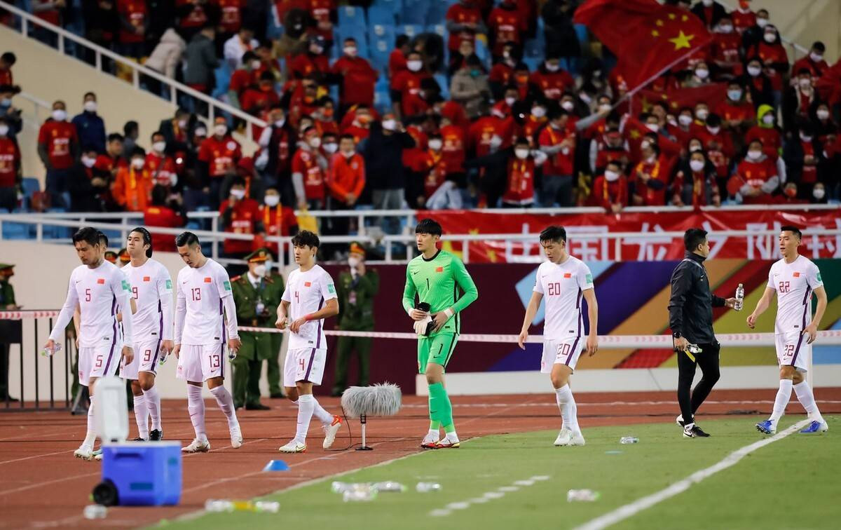 Tuyển Trung Quốc tụt hạng FIFA, cổ động viên nói lời cay đắng với đội nhà - 2