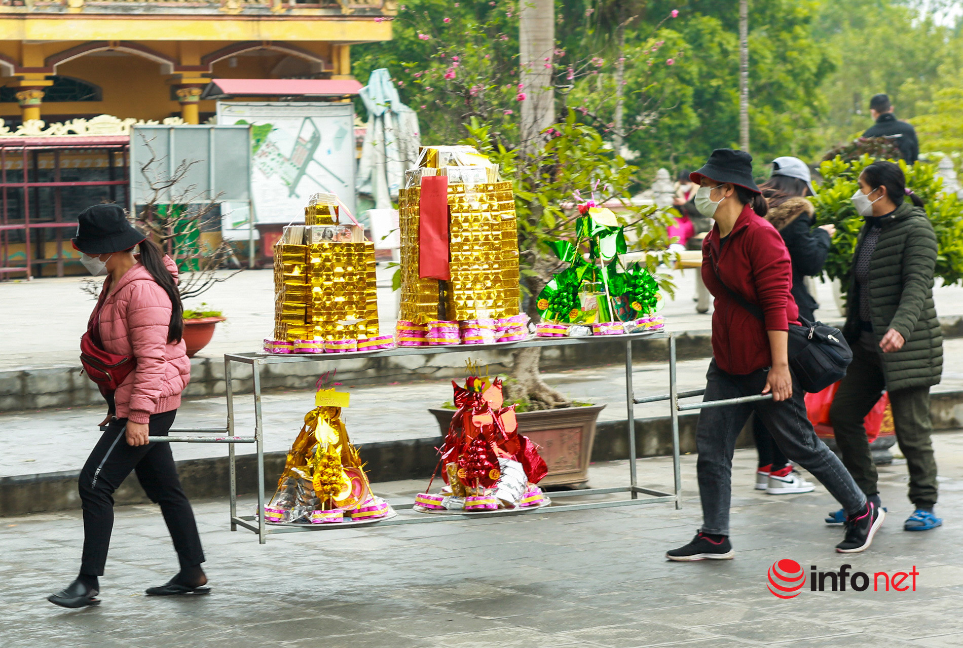 Bắc Ninh: Đền Bà Chúa Kho tấp nập khách đi lễ xin lộc, cầu may đầu năm