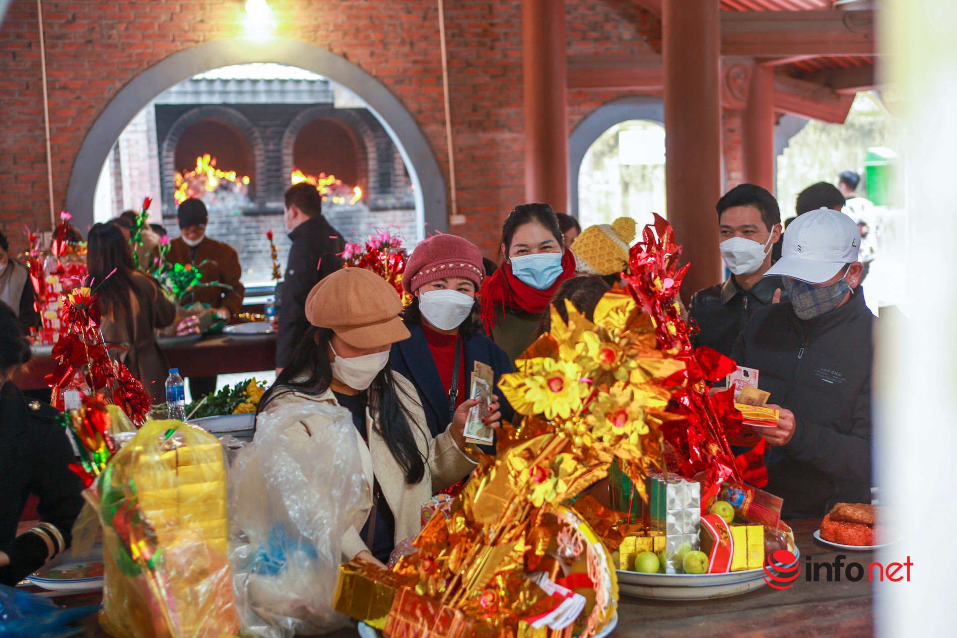 Bắc Ninh: Đền Bà Chúa Kho tấp nập khách đi lễ xin lộc, cầu may đầu năm