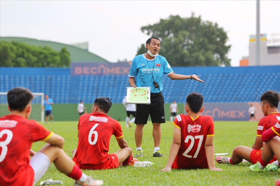 Huấn luyện viên Đinh Thế Nam cho rằng các cầu thủ U23 Việt Nam cần thi đấu tự tin hơn. Ảnh: Thanh Vũ
