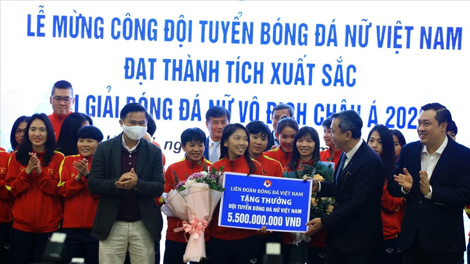 Đội tuyển nữ Việt Nam nhận thưởng tại lễ mừng công. Ảnh: T.T