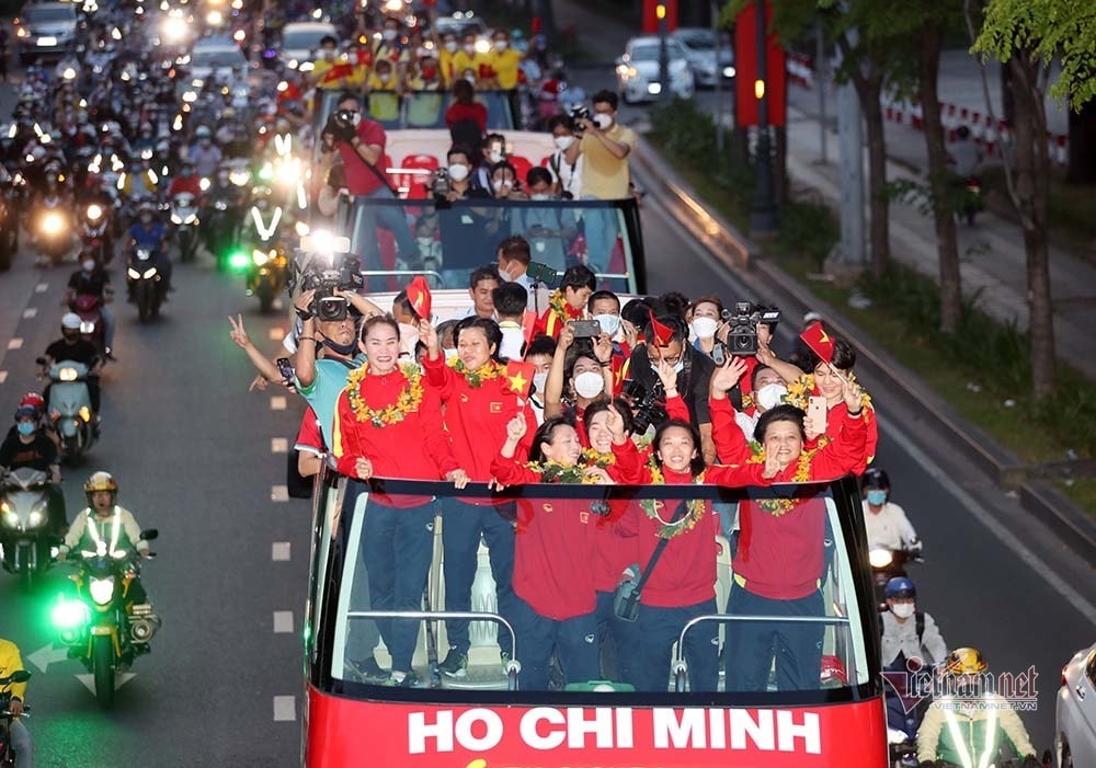 TP.HCM ngập cờ hoa đón những người hùng tuyển nữ Việt Nam