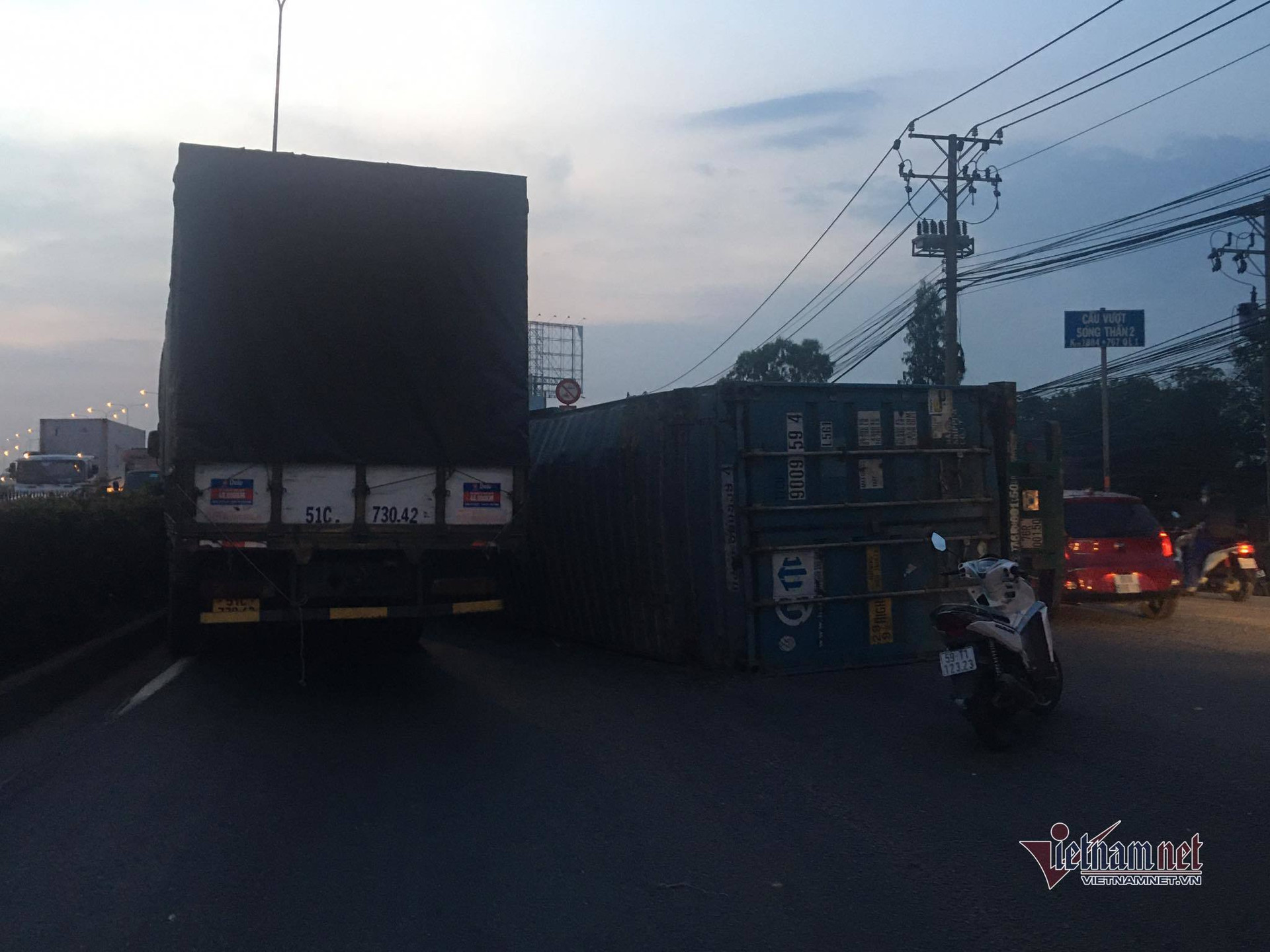 Xe container làm rơi thùng hàng đè lên ô tô tải, quốc lộ 1 kẹt hơn 5km