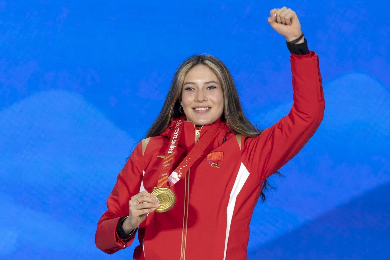Eileen Gu giành Huy chương Vàng cho Trung Quốc hạng mục nhào lộn trên không trong môn trượt tuyết tự do tại Thế vận hội mùa đông Bắc Kinh