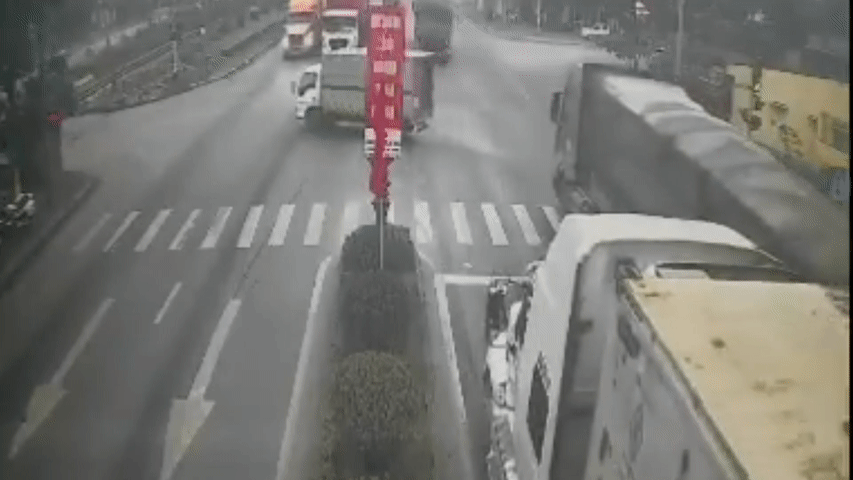 Kinh hoàng xe container tông trực diện ô tô tải, hất văng lên vệ đường  - 1