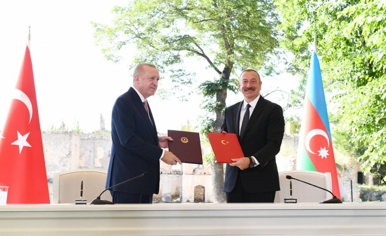 Tổng thống Azerbaijan Ilham Aliyev và người đồng cấp Thổ Nhĩ Kỳ Recep Tayyip Erdogan ký Tuyên bố Shusha trong chuyến thăm Azerbaijan ngày 15/6/2021. (Nguồn: Getty)