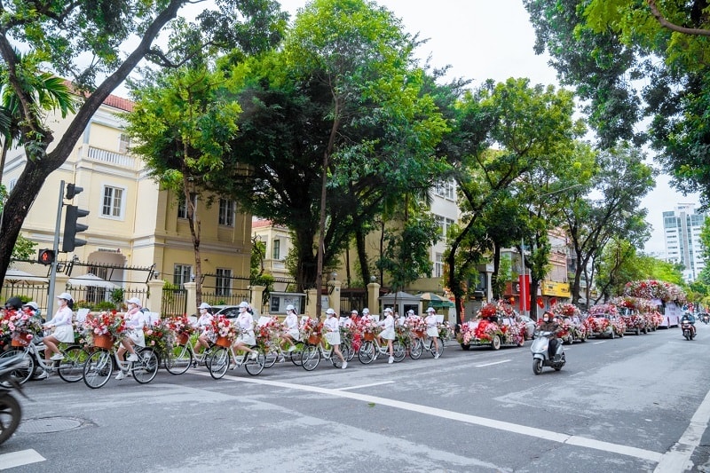 Valentine 2022: Màn tỏ tình ấn tượng nhất thế giới vừa diễn ra tại Hà Nội với 99.999 bông hồng