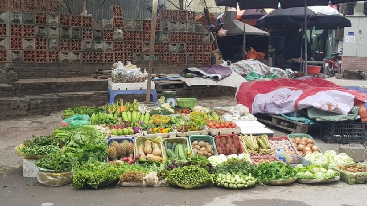 Các quầy rau tại quanh chợ Quán Tình (Long Biên, Hà Nội) bán chạy nhất là mặt hàng chanh, sả, gừng. (Ảnh: Ngọc Mai)