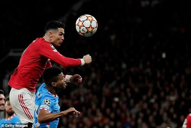 C.Ronaldo muốn ở lại, Man Utd vẫn được khuyên nên chia tay gấp - 2