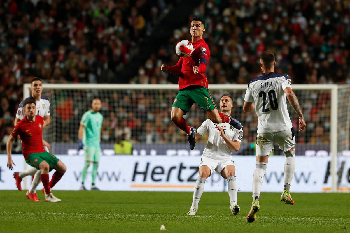 Ronaldo gánh cả Bồ Đào Nha trên vai