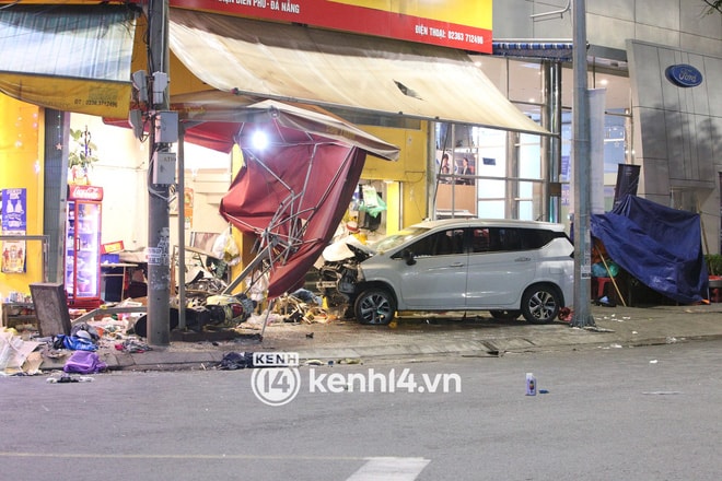 Vụ ô tô điên lao vào tiệm bánh mì: Tài xế gây tai nạn đã sử dụng ma túy và uống rượu bia - Ảnh 2. Vụ ô tô điên lao vào tiệm bánh mì: Tài xế gây tai nạn đã sử dụng ma túy và uống rượu bia - Ảnh 2.