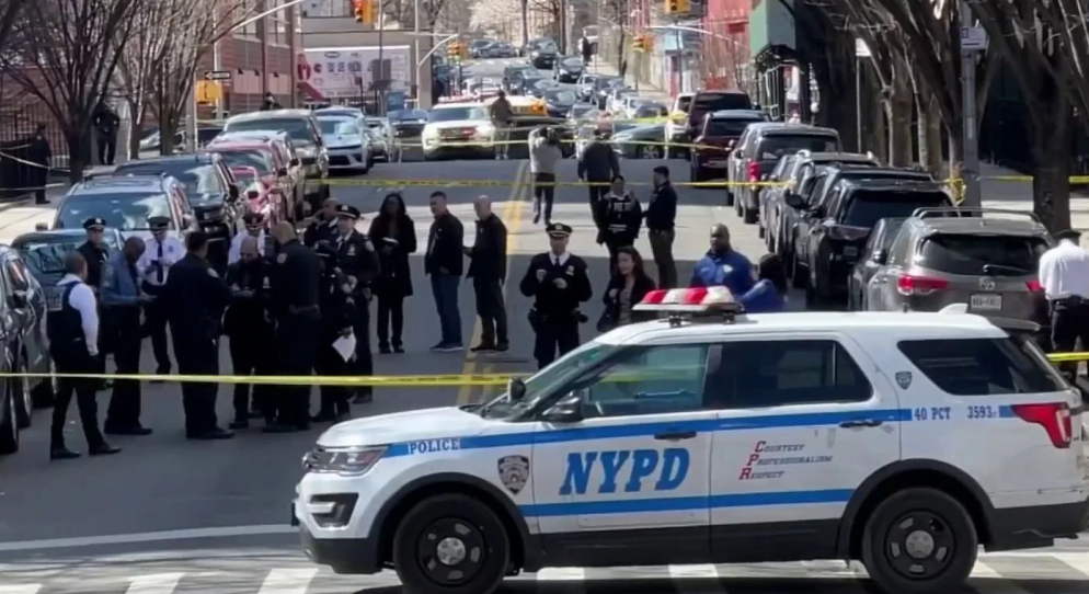 Ít nhất 13 người bị thương sau vụ nổ súng tại ga tàu điện ngầm ở New York - 2