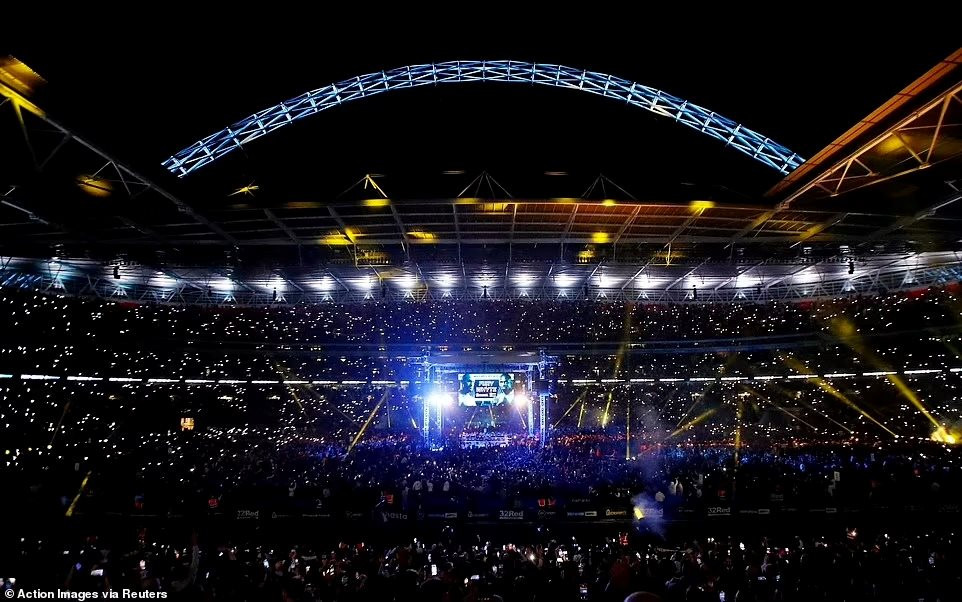 56969347-10746409-and_by_the_time_of_the_fight_england_s_national_stadium_was_well-a-152_1650753613977_11zon.jpg