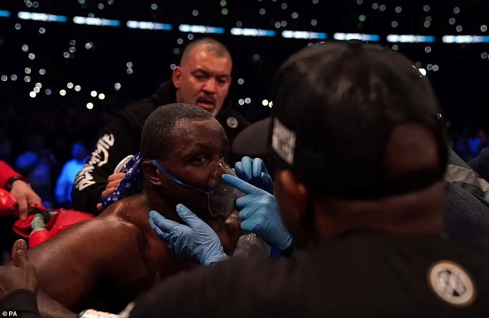 56970781-10746409-whyte_meanwhile_was_given_oxygen_after_he_was_handed_an_unfortun-a-153_1650753613979_11zon.jpg