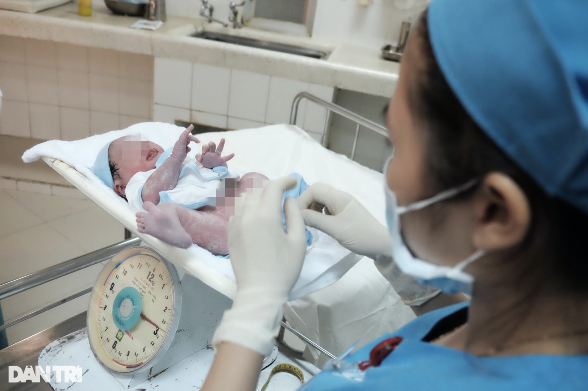 Mẹ không cho con thở máy để thuận tự nhiên, bé mới sinh ở TPHCM nguy kịch - 1 Mẹ không cho con thở máy để thuận tự nhiên, bé mới sinh ở TPHCM nguy kịch - 1