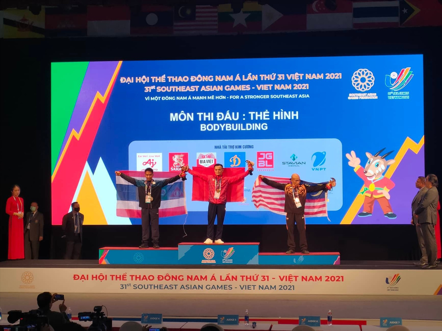 Đặng Thanh Tùng (giữa) đoạt huy chương vàng thể hình 65kg nam 