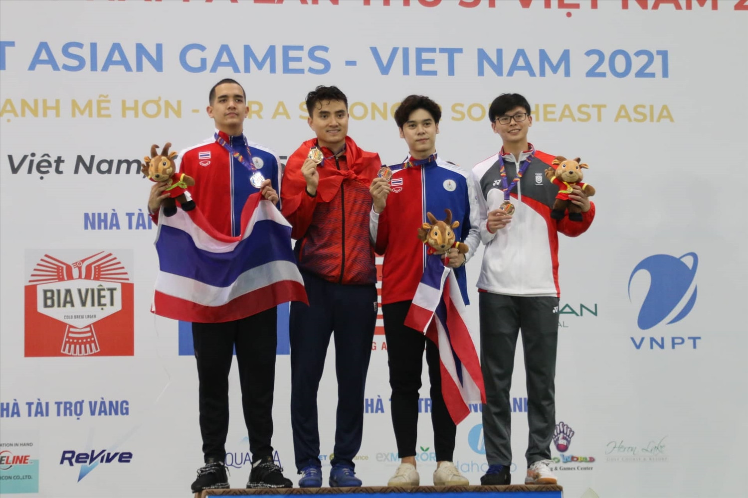 Vũ Thành An (thứ hai từ trái qua) trên bục nhận huy chương vàng