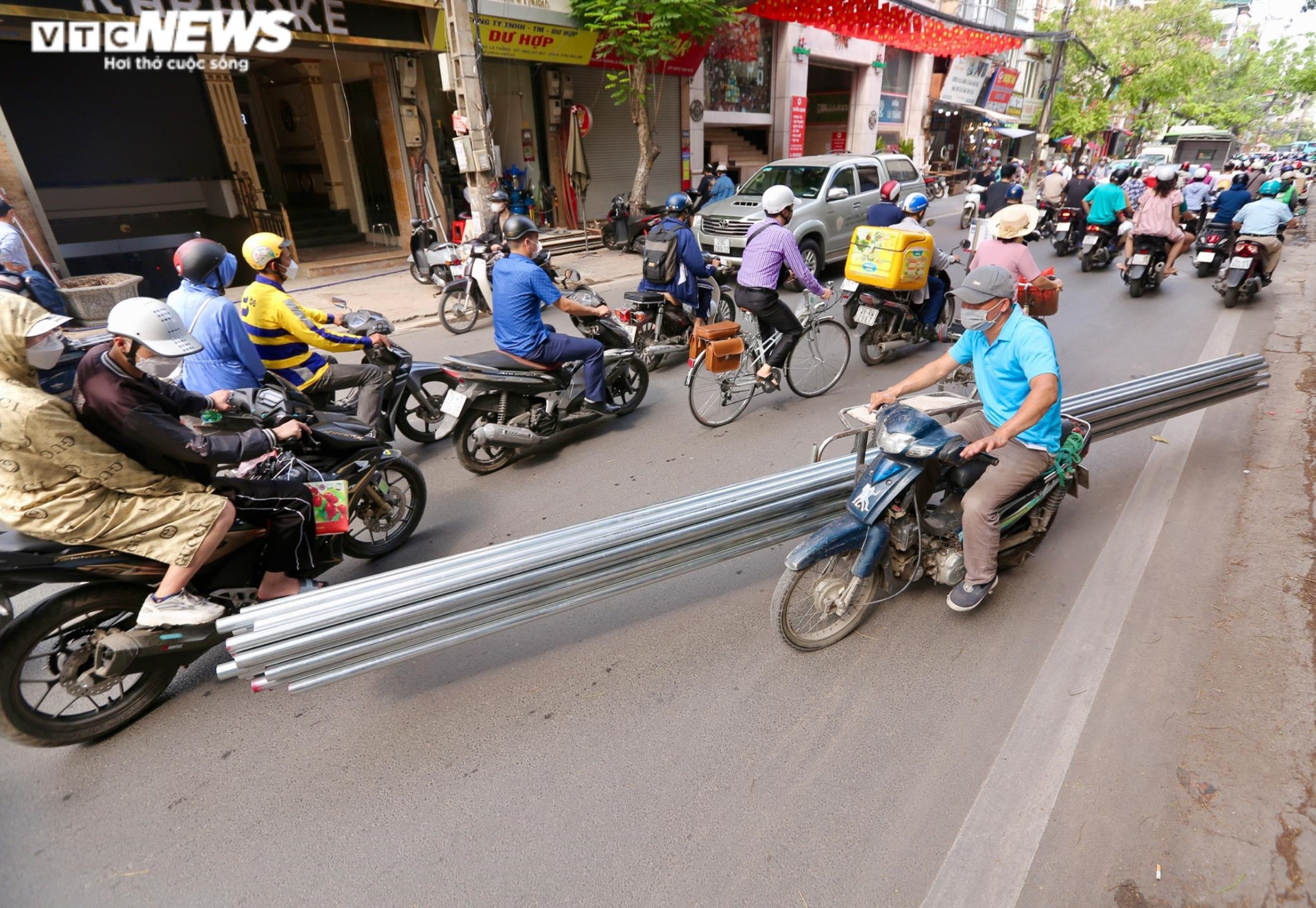 Vin cớ mưu sinh, nhiều tài xế lê 'máy chém' lộng hành khắp phố phường Hà Nội - 4