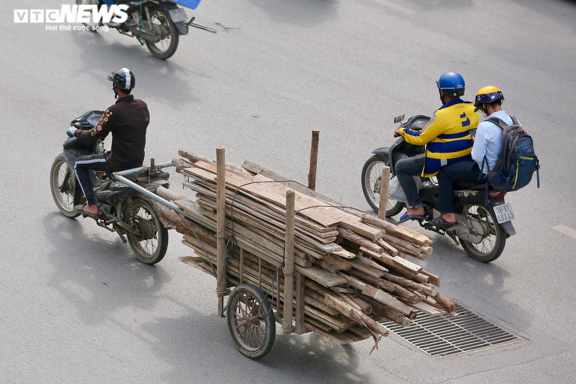 Vin cớ mưu sinh, nhiều tài xế lê 'máy chém' lộng hành khắp phố phường Hà Nội - 12