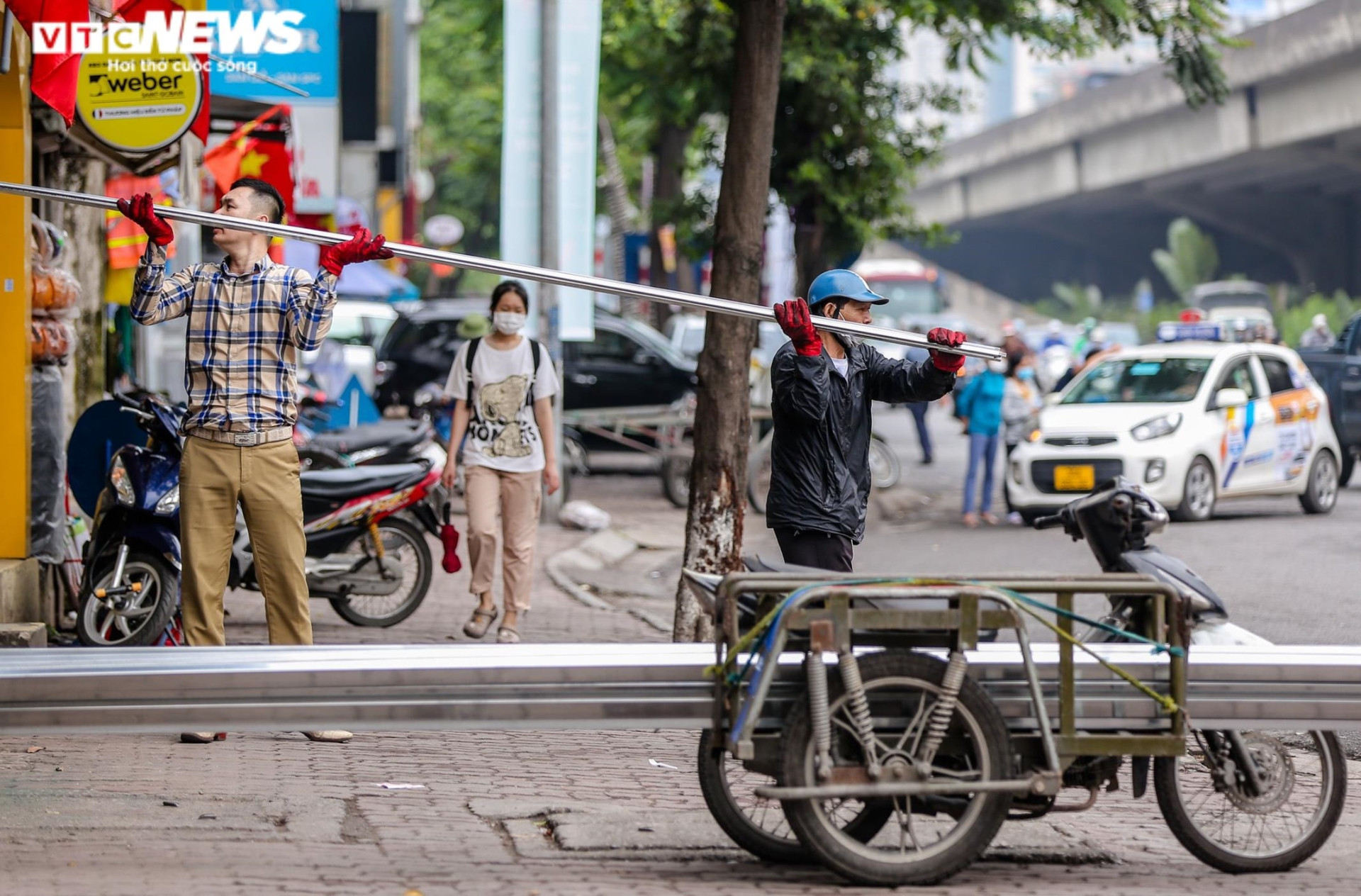 Vin cớ mưu sinh, nhiều tài xế lê 'máy chém' lộng hành khắp phố phường Hà Nội - 10