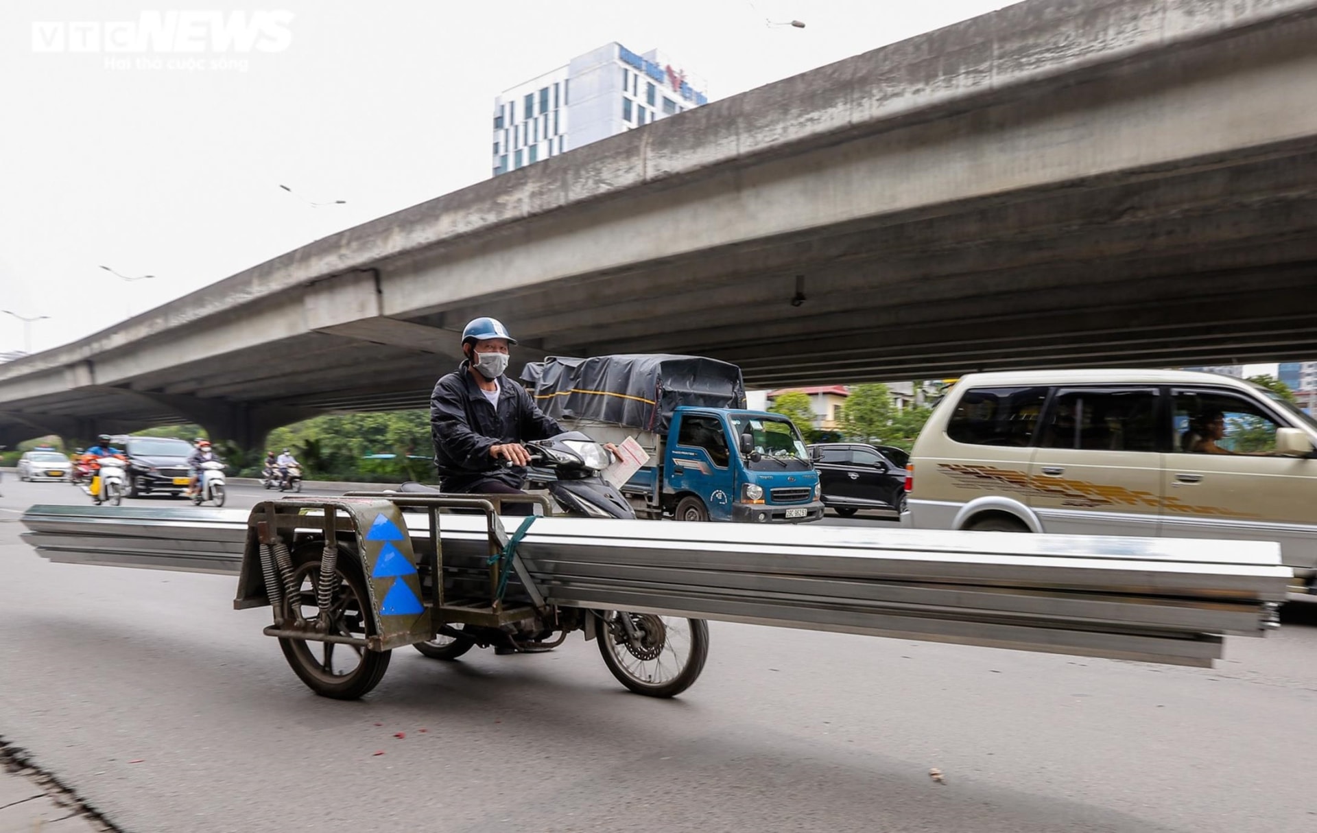 Vin cớ mưu sinh, nhiều tài xế lê 'máy chém' lộng hành khắp phố phường Hà Nội - 6