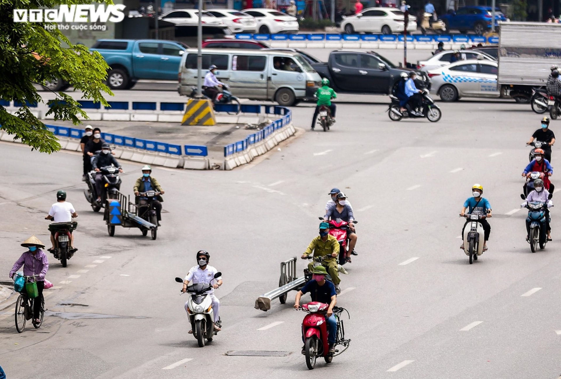 Vin cớ mưu sinh, nhiều tài xế lê 'máy chém' lộng hành khắp phố phường Hà Nội - 3