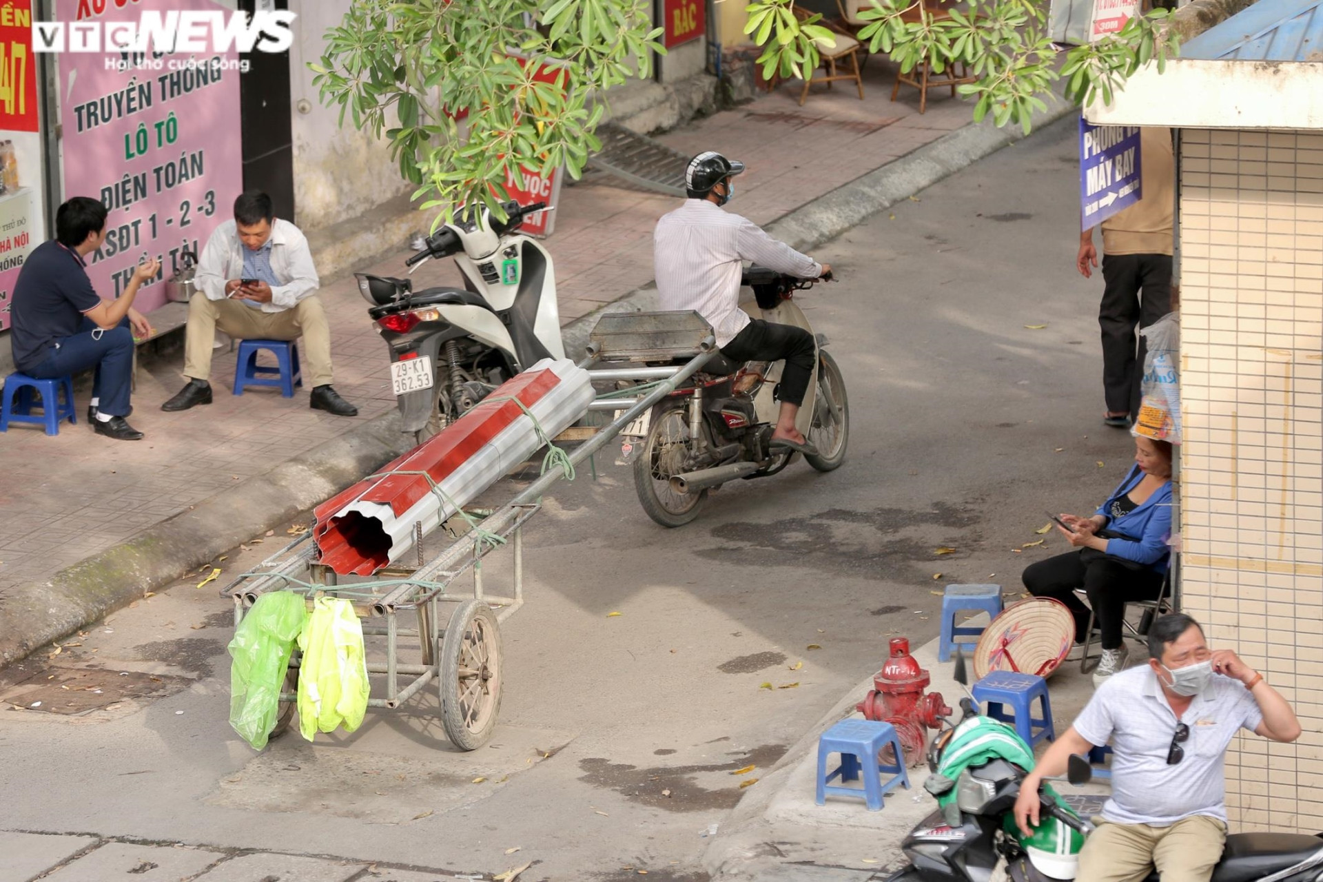 Vin cớ mưu sinh, nhiều tài xế lê 'máy chém' lộng hành khắp phố phường Hà Nội - 16