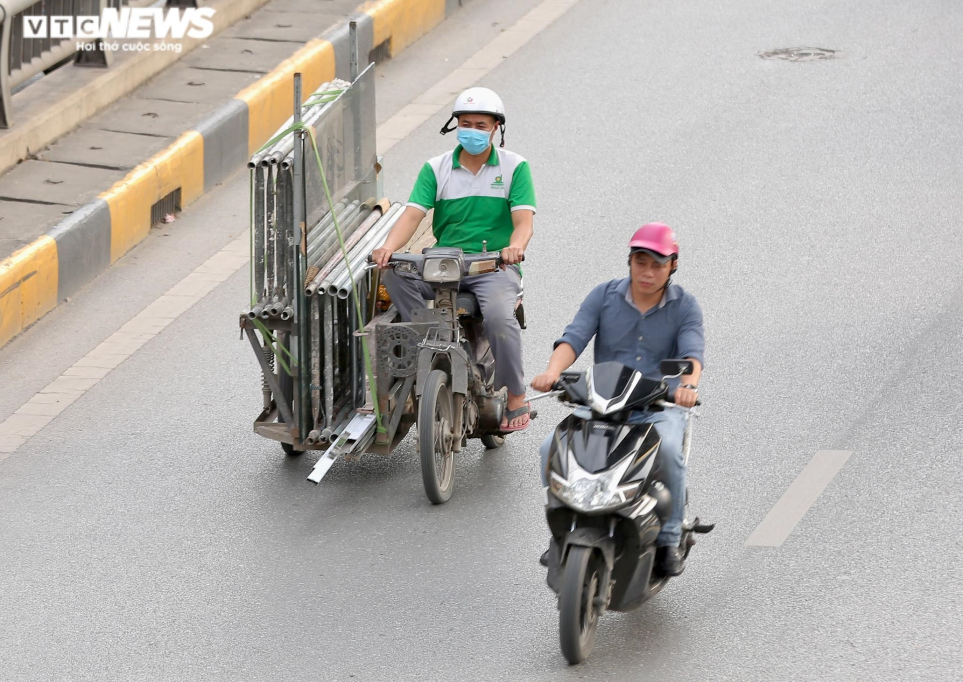 Vin cớ mưu sinh, nhiều tài xế lê 'máy chém' lộng hành khắp phố phường Hà Nội - 9