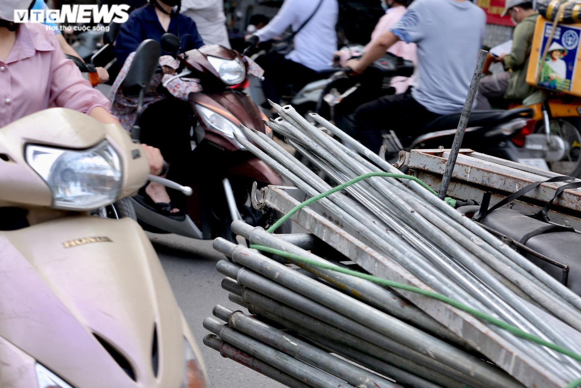 Vin cớ mưu sinh, nhiều tài xế lê 'máy chém' lộng hành khắp phố phường Hà Nội - 7