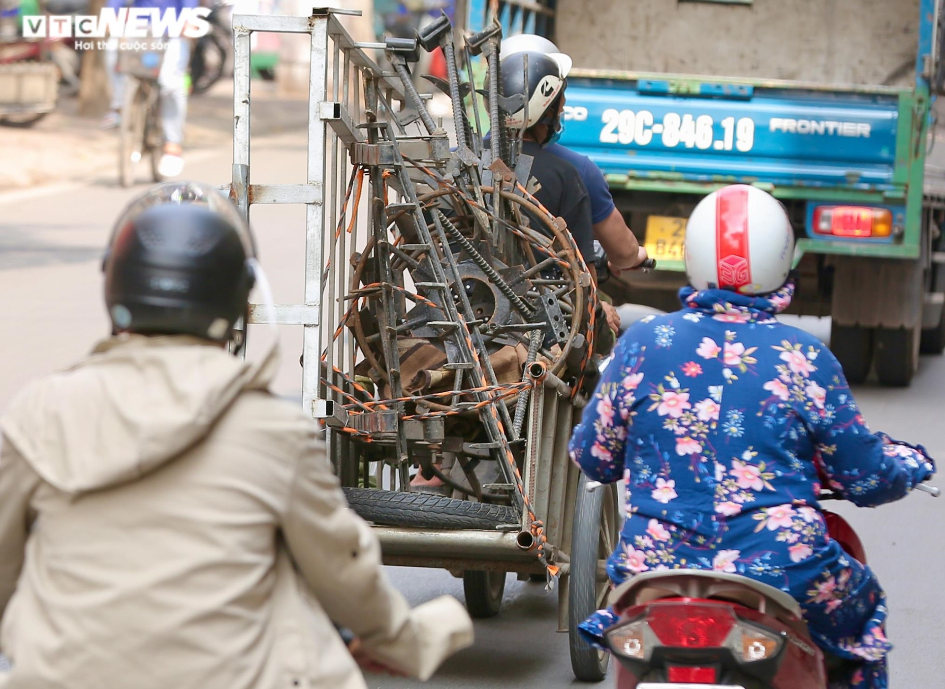 Vin cớ mưu sinh, nhiều tài xế lê 'máy chém' lộng hành khắp phố phường Hà Nội - 11