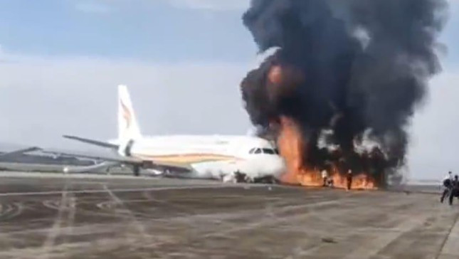 Máy bay Trung Quốc bốc cháy dữ dội trên đường băng ảnh 1